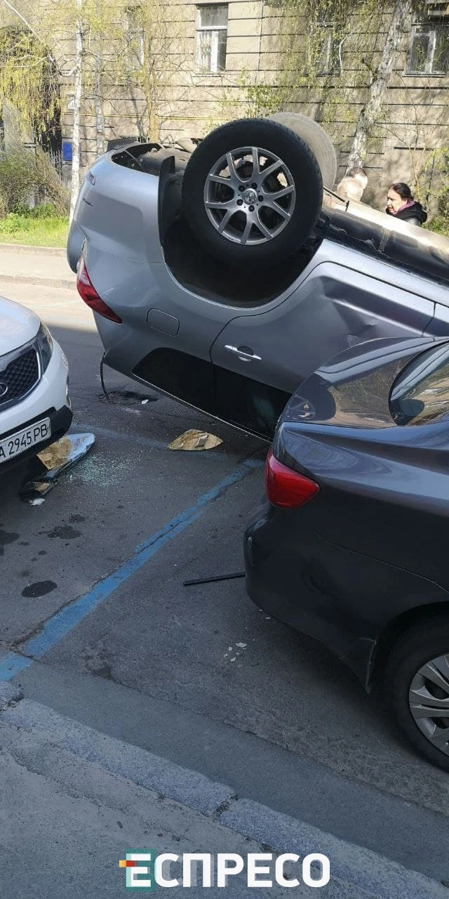 У Києві перекинулась Toyota, рух Терещенківською заблоковано