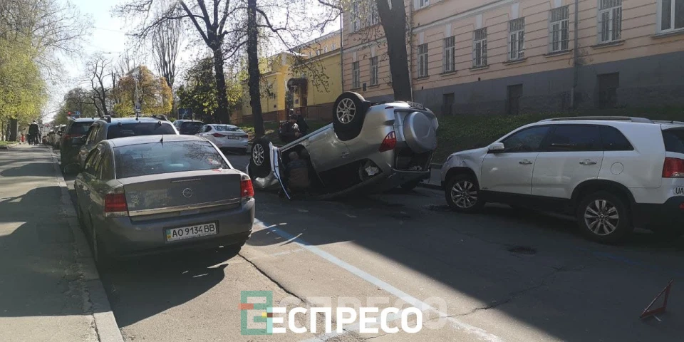 У Києві перекинулась Toyota, рух Терещенківською заблоковано