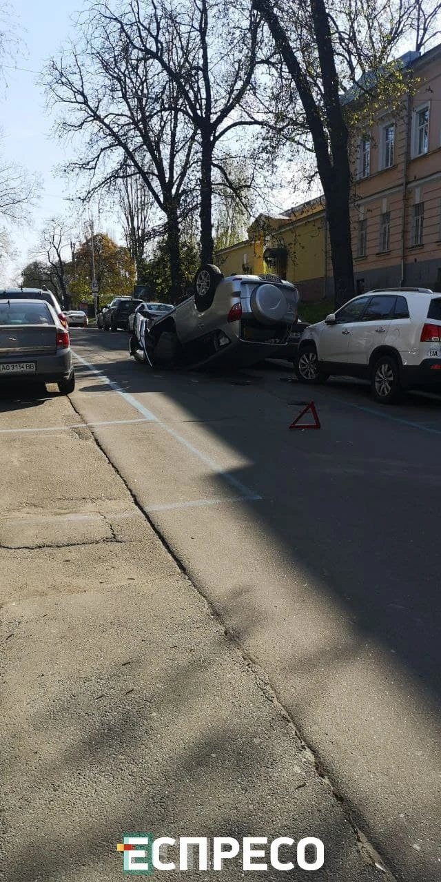 У Києві перекинулась Toyota, рух Терещенківською заблоковано