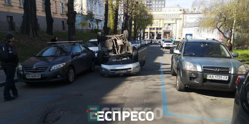 У Києві перекинулась Toyota, рух Терещенківською заблоковано