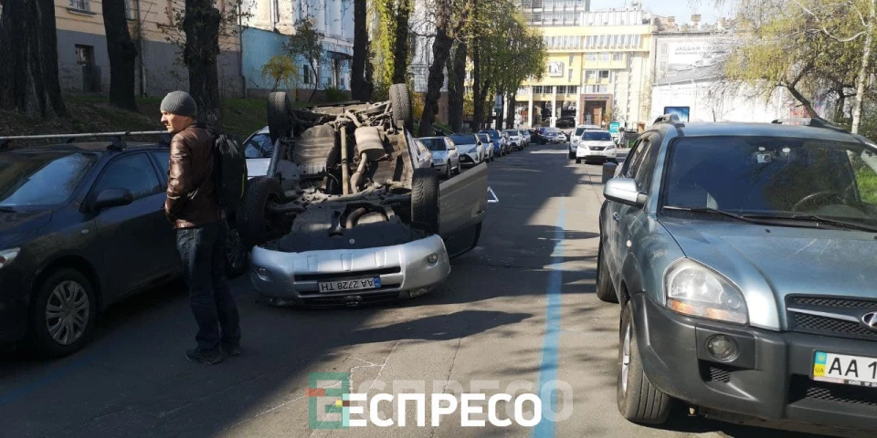 У Києві перекинулась Toyota, рух Терещенківською заблоковано