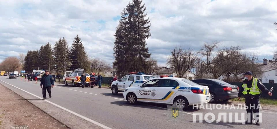 На Прикарпатті зіткнулися рейсовий автобус та легковик, є загиблі та постраждалі