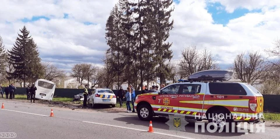 На Прикарпатті зіткнулися рейсовий автобус та легковик, є загиблі та постраждалі