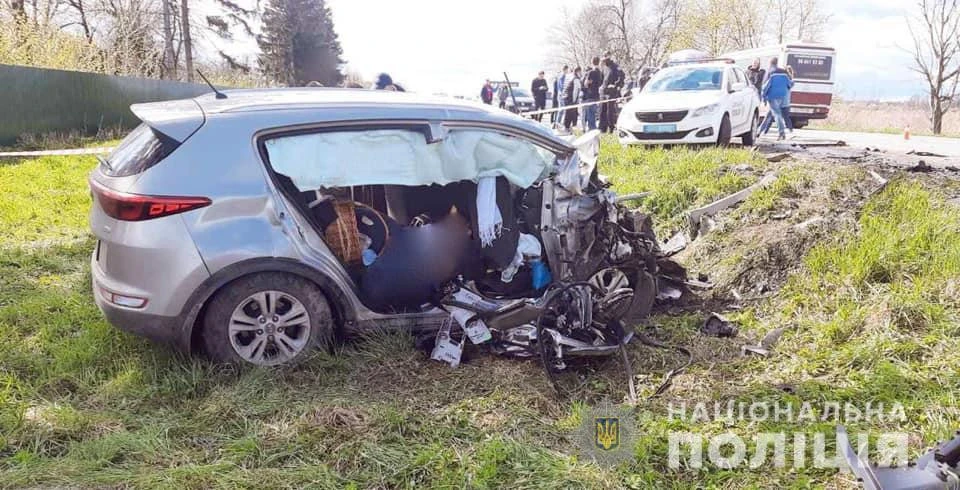 На Прикарпатті зіткнулися рейсовий автобус та легковик, є загиблі та постраждалі