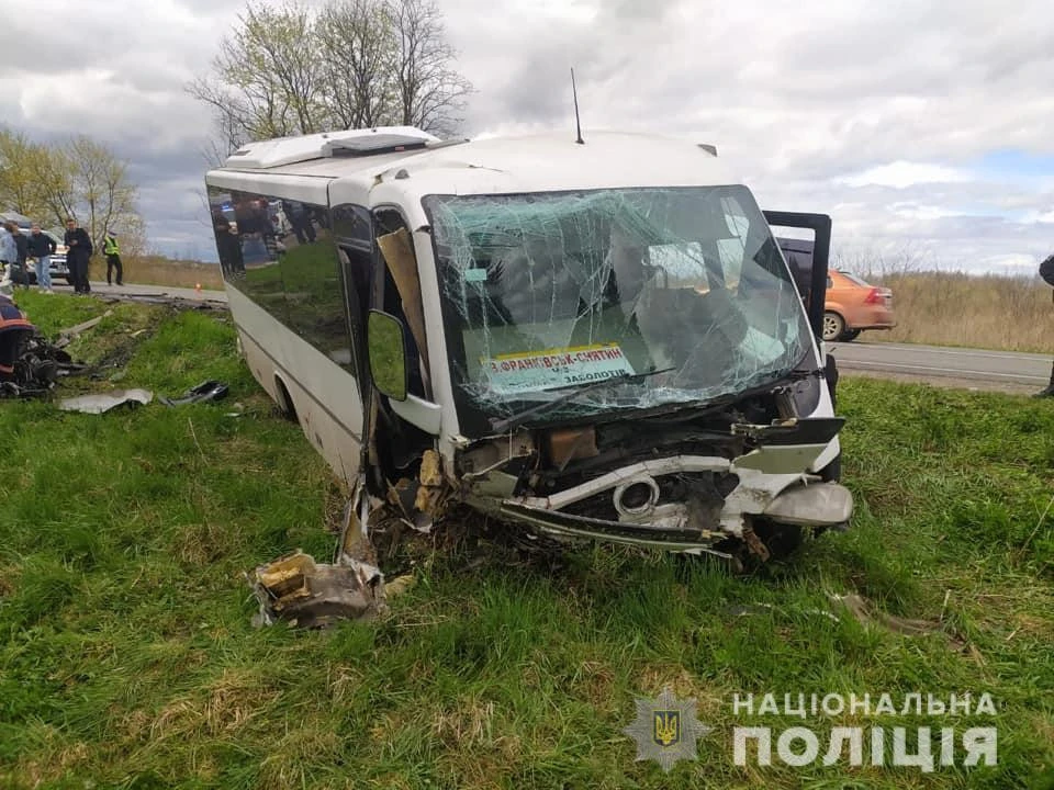 На Прикарпатті зіткнулися рейсовий автобус та легковик, є загиблі та постраждалі