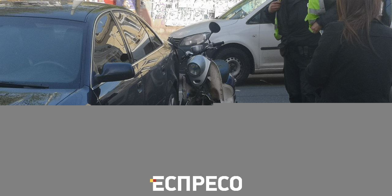 В Киеве курьера службы доставки госпитализировали в результате столкновения с автомобилем