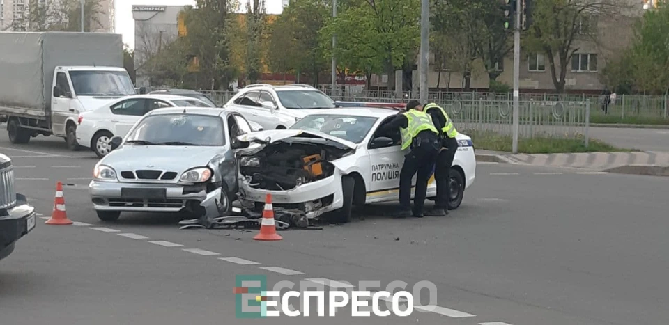 В Киеве столкнулись легковушка и автомобиль патрульных, есть пострадавший