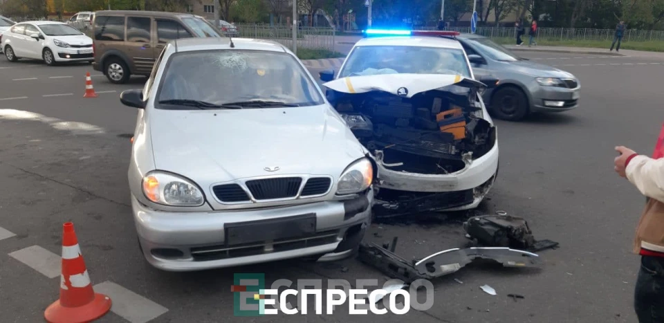 В Киеве столкнулись легковушка и автомобиль патрульных, есть пострадавший