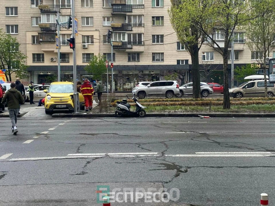 В Киеве столкнулись два автомобиля и мопед службы доставки есть пострадавший