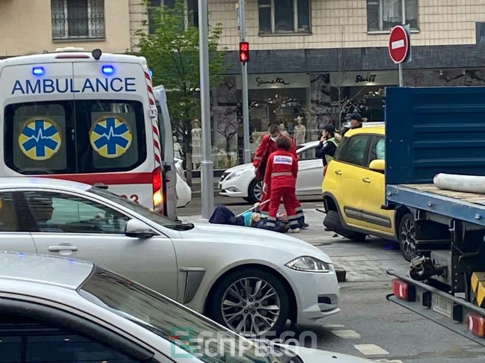 В Киеве столкнулись два автомобиля и мопед службы доставки есть пострадавший