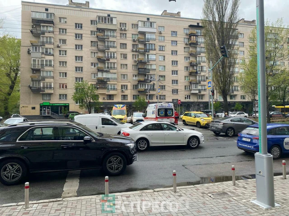 В Киеве столкнулись два автомобиля и мопед службы доставки есть пострадавший