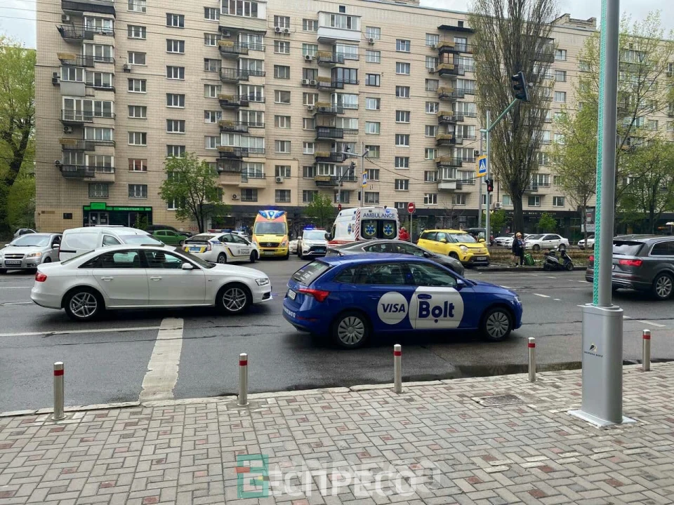 В Киеве столкнулись два автомобиля и мопед службы доставки есть пострадавший