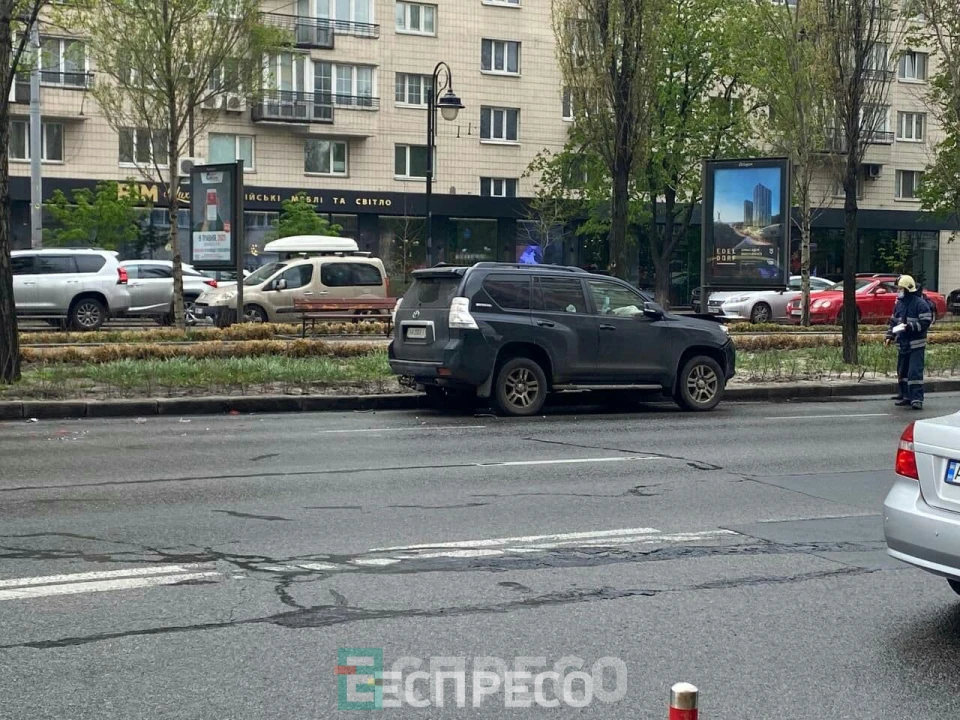 В Киеве столкнулись два автомобиля и мопед службы доставки есть пострадавший