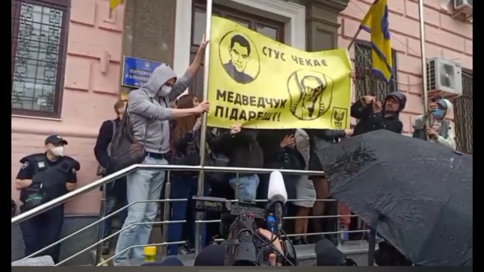 Під Печерським судом сталася штовханина між активістами та тітушками через банер "Медведчук-підарешт"