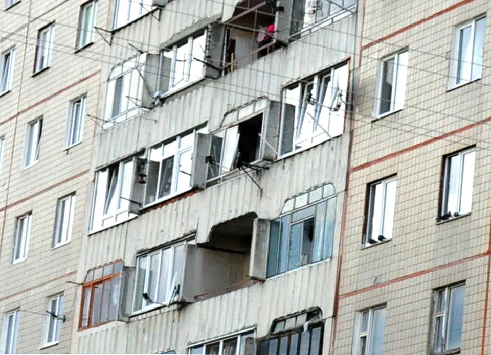 відкриті вікна багатоповерхівки
