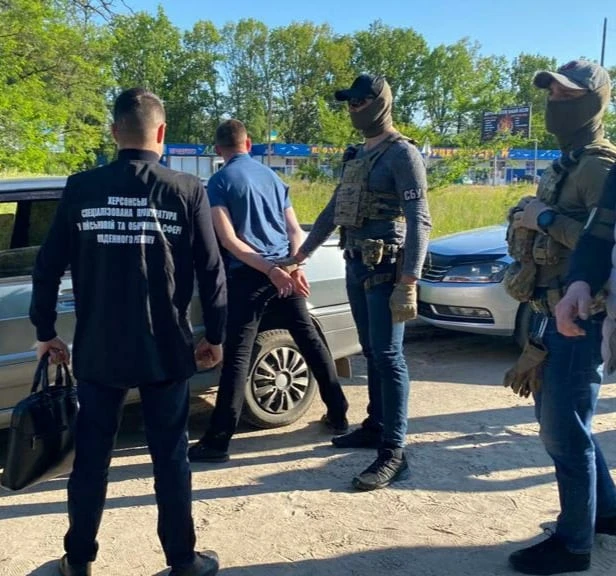 14 тис. грн хабаря: на Херсонщині затримали поліціянта і військового ВСП