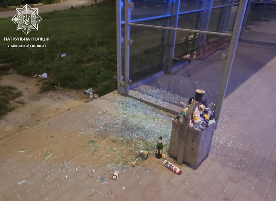 розтрощена зупинка