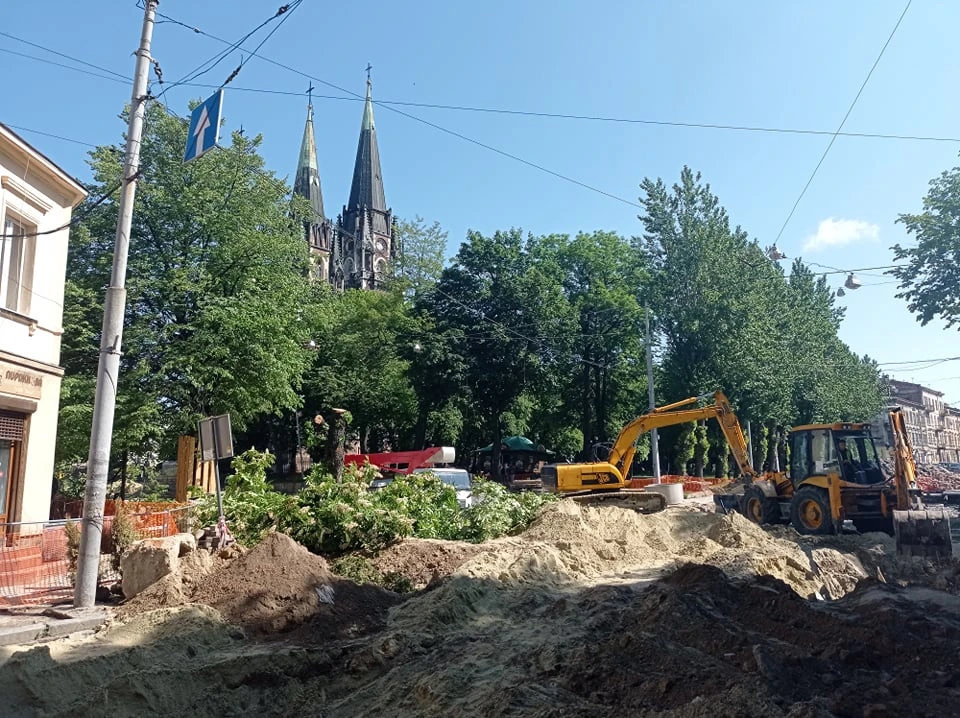 зрізані дерева на бандери