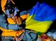 55-річний львів'янин тримає в руках прапор України на Евересті
