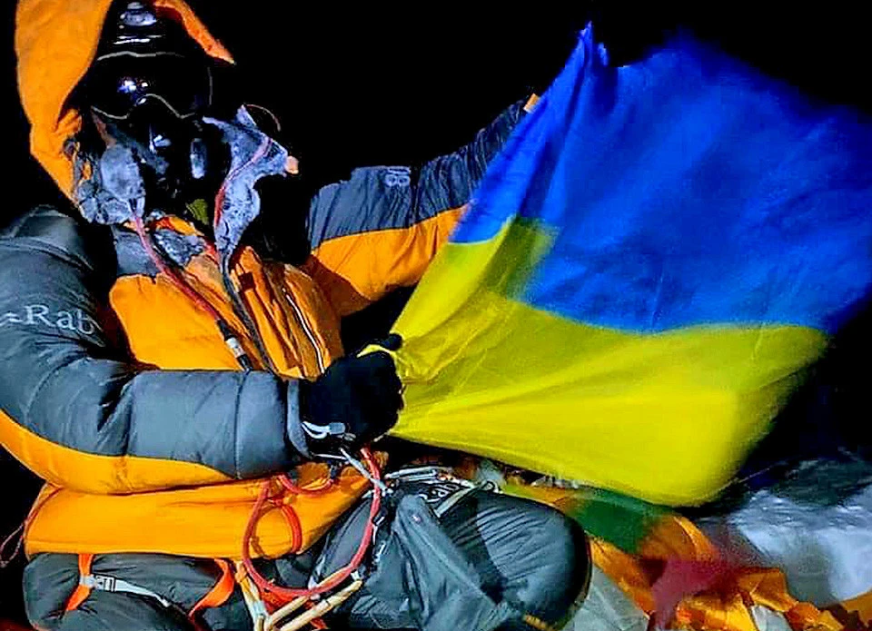 55-річний львів'янин тримає в руках прапор України на Евересті