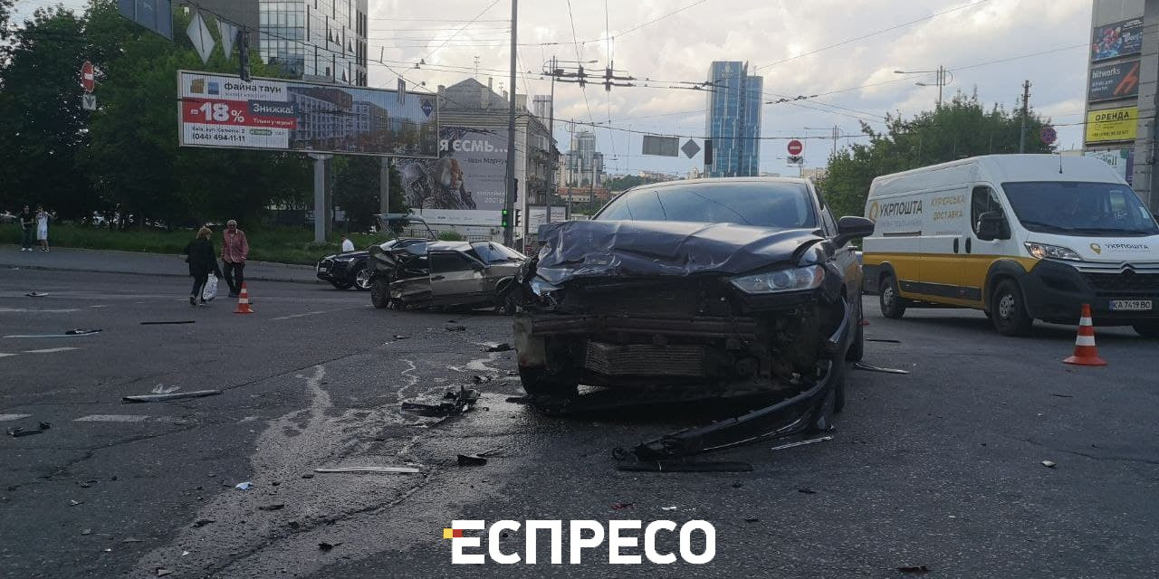 Водій вилетів через вікно: у Києві зіткнулися легковики, є постраждалий