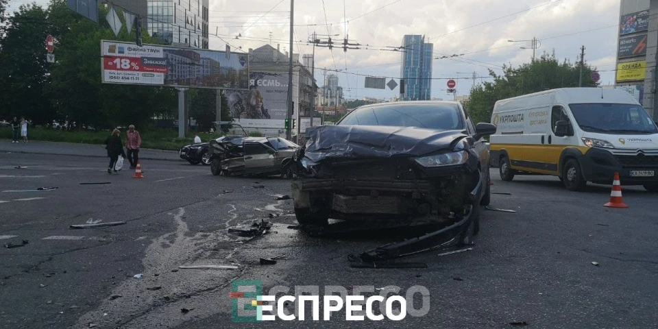 Водій вилетів через вікно: у Києві зіткнулися легковики, є постраждалий