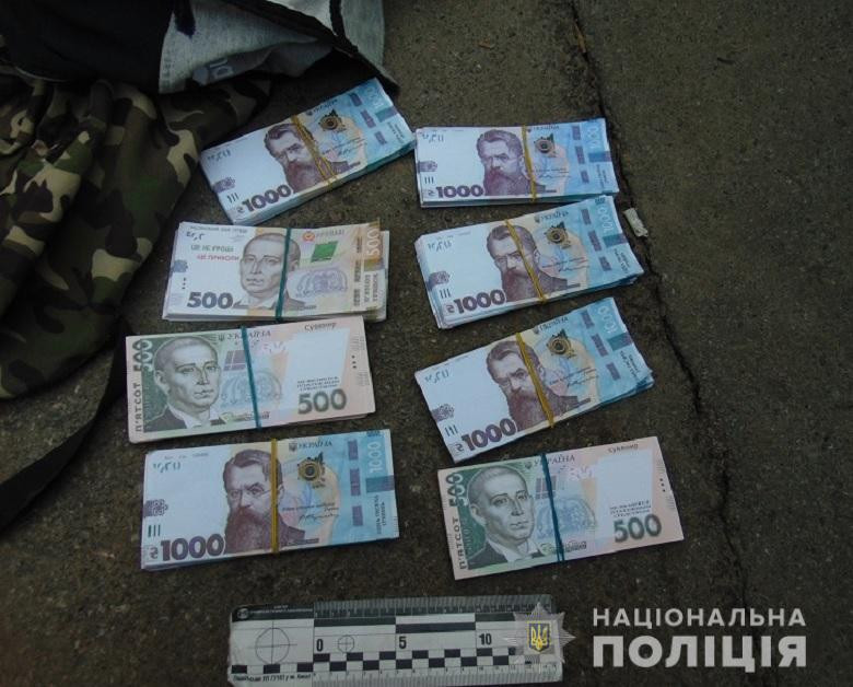 Обміняв сувенірні купюри на $20 тис: у Києві поліція викрила зловмисника