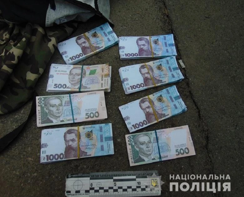 Обміняв сувенірні купюри на $20 тис: у Києві поліція викрила зловмисника