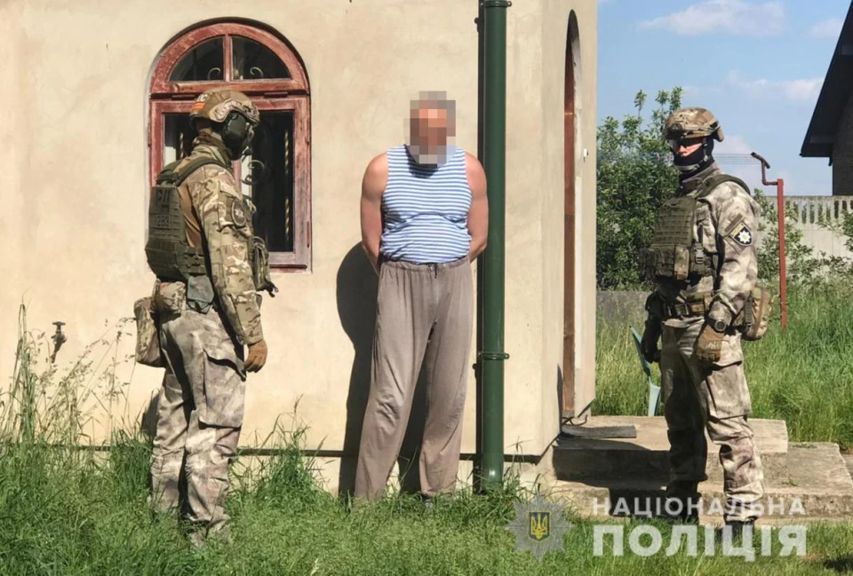 священник продавав зброю