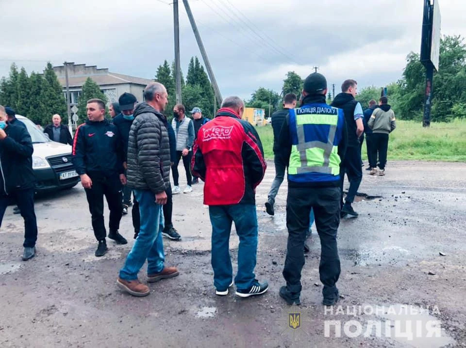 На Івано-Франківщині жителі перекривали дорогу Тязів-Снятин через незадовільний стан