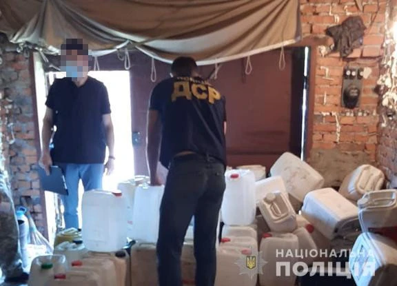 На Полтавщині військові крали пальне для бойових літаків і продавали його