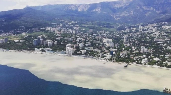 В окупованій Ялті злива змила сміттєзвалища просто у море
