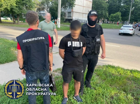 У Харкові поліцейський, перебуваючи на службі, збував наркотики