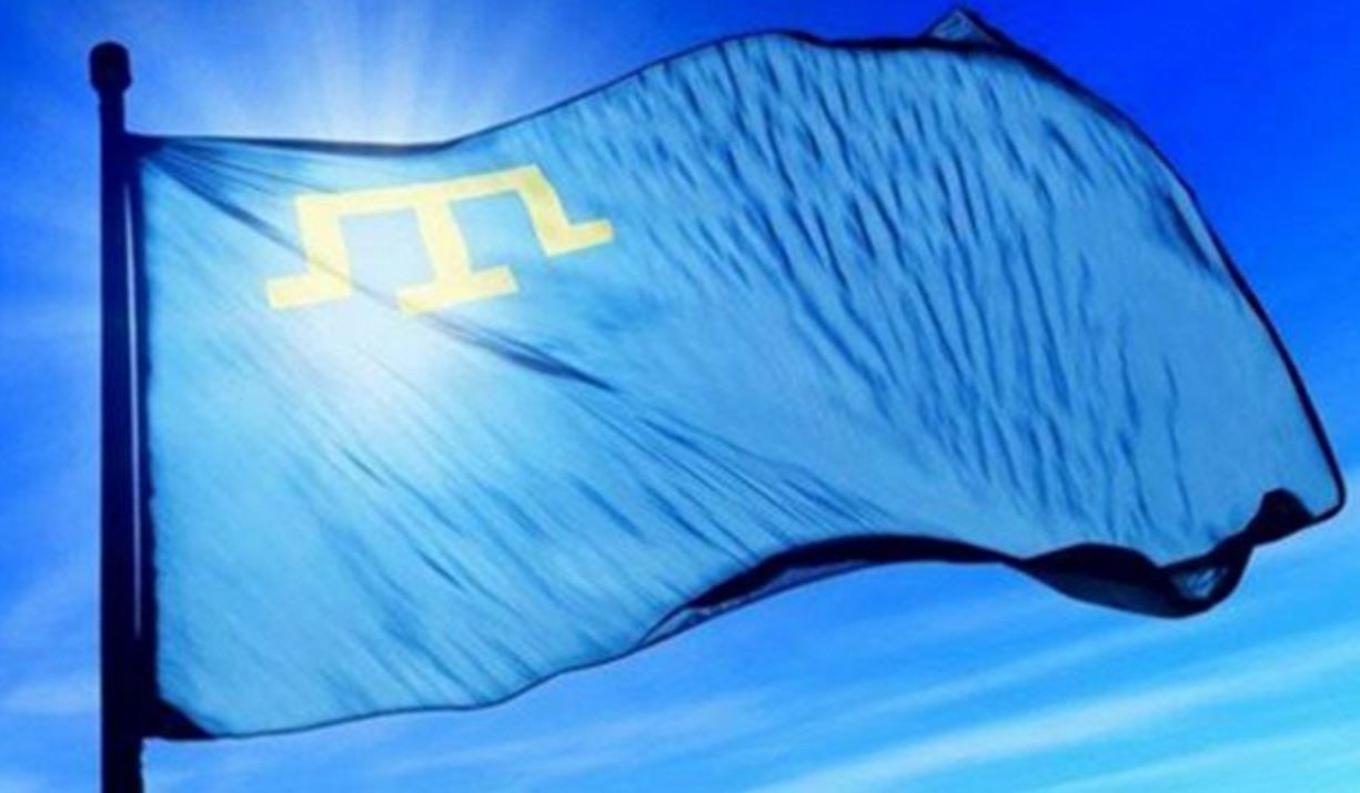 У центрі Львова підняли кримськотатарський прапор