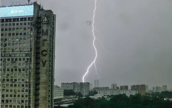 блискавка б'є по Москві
