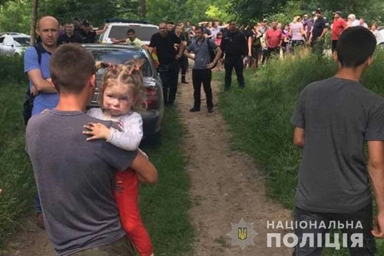 На Тернопільщині поліцейські знайшли дворічну дівчинку посеред поля