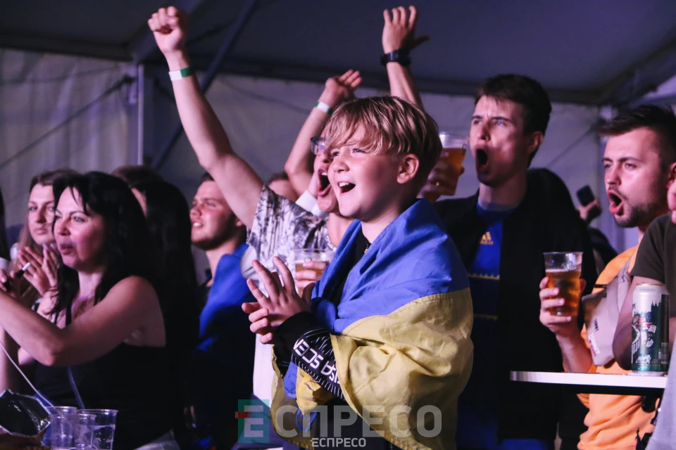 Львів футболіє