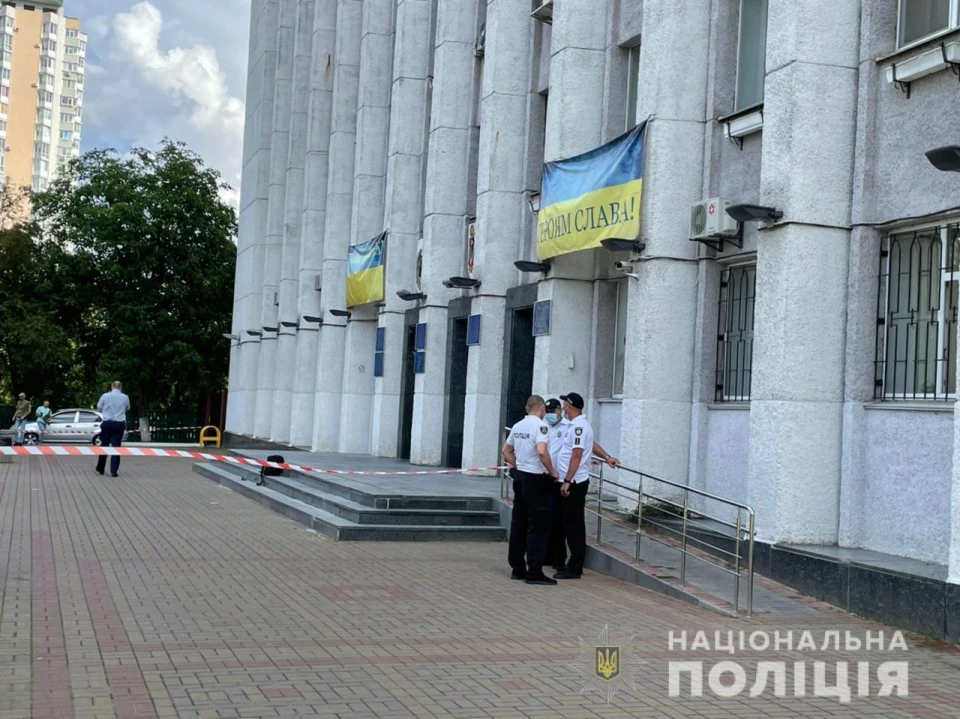 На Київщині чоловік влаштував стрілянину біля міськради