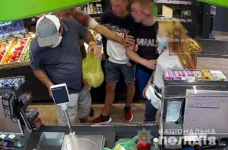 У Києві під час конфлікту в супермаркеті 23-річний киянин завдав удар ножем чоловіку
