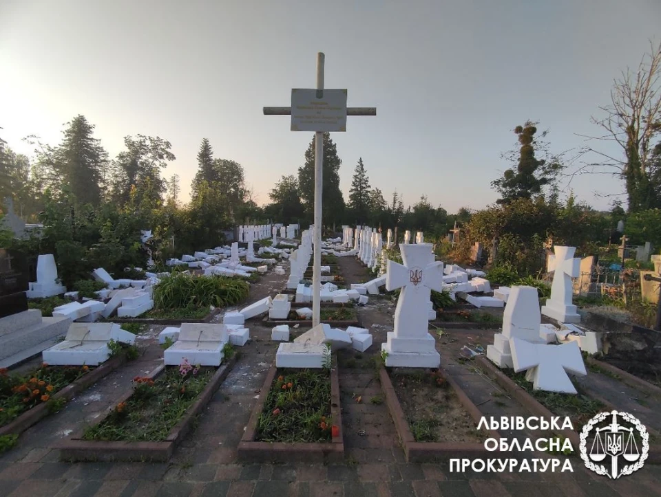 зруйновані хрести