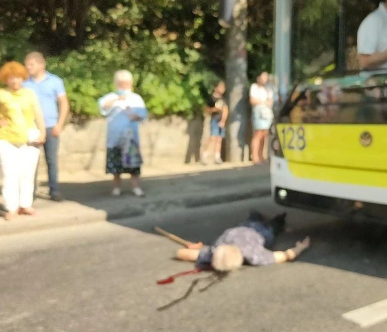 тролейбус збив пенсіонера