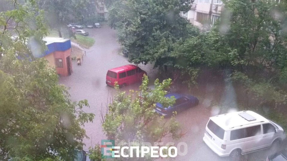 У Києві через зливу та затоплення закрили кілька станцій метро