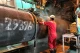Робітник готує трубу "Північного потоку-2" для укладки дном Балтійського моря