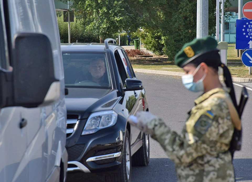 прикордонниця перевіряє документи