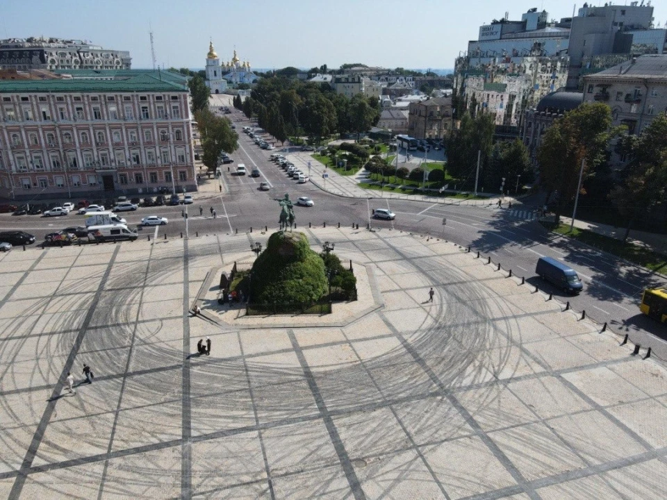 На Софійській площі в Києві автівки влаштували дрифт