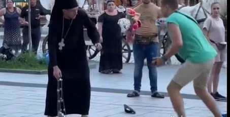 пранкер у рясі священника