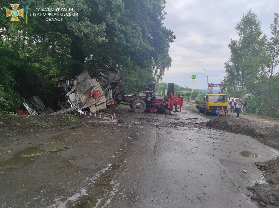 На Прикарпатті перекинулась пожежна автівка: травмувались шість рятувальників