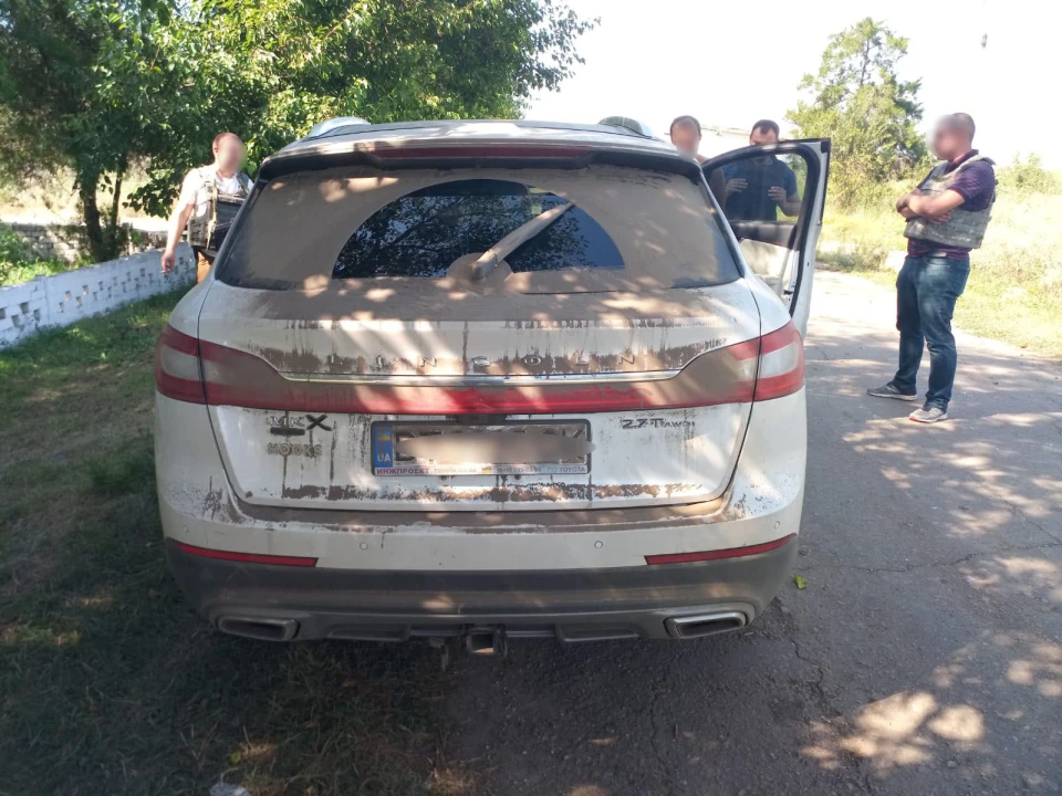 На Херсонщині чоловік відкрив стрілянину в полі та погрожував працівникам
