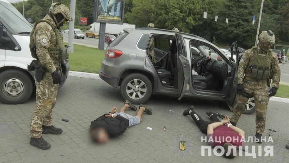 У Києві викрили зловмисників, які планували доставити в Україну мільйон фальшивих доларів