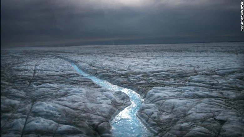 Тала вода тече по льодовиковому щиту Гренландії